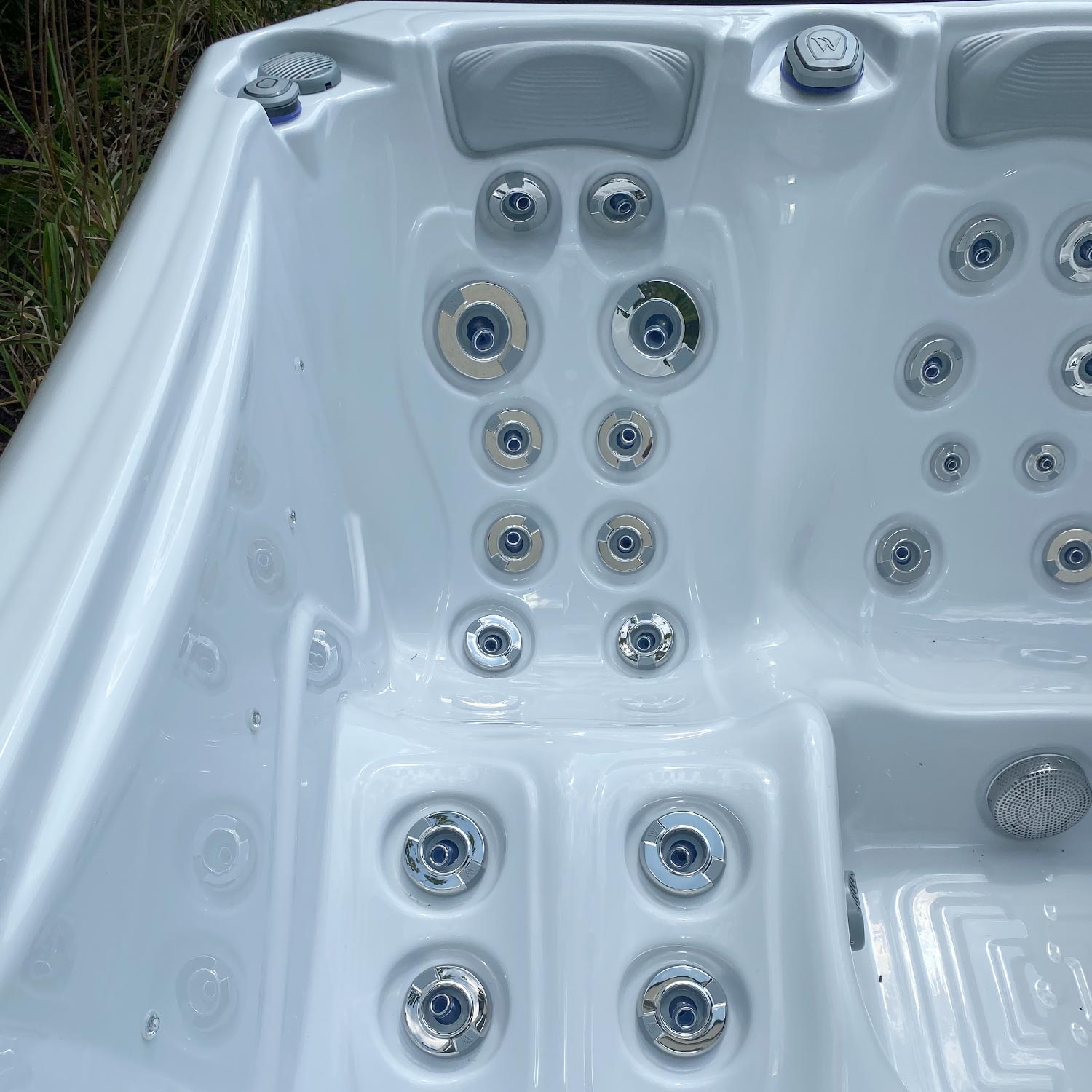 Wellis_Manhattan_hot_tub_detail1